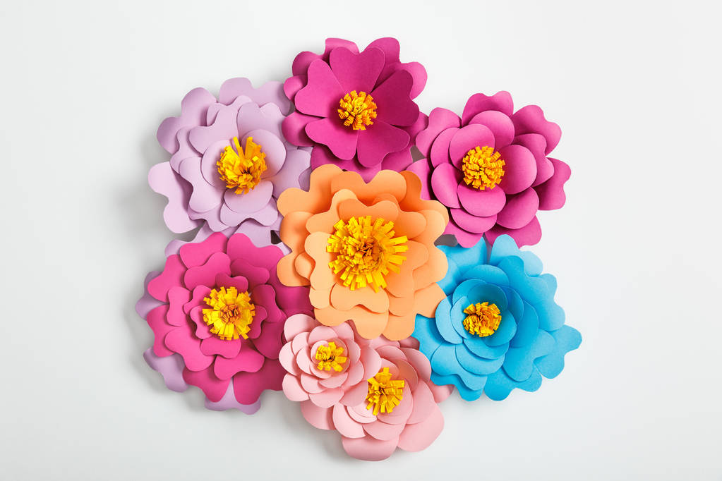 το top view πολύχρωμα χάρτινα λουλούδια σε γκρίζο φόντο - Φωτογραφία, εικόνα