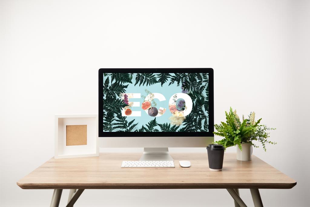 komputer z zielonych liści i eco napis na monitorze na biurko z drewna - Zdjęcie, obraz