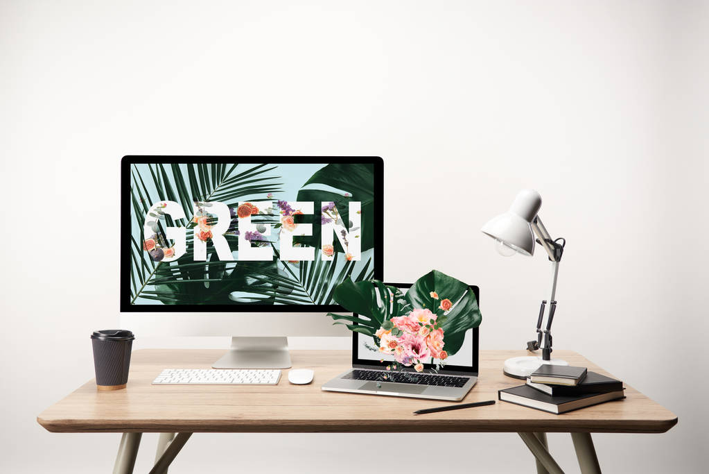tietokone, jossa on vihreä kirjoitus ja monstera lehdet kuva monitorilla puupöydällä
 - Valokuva, kuva