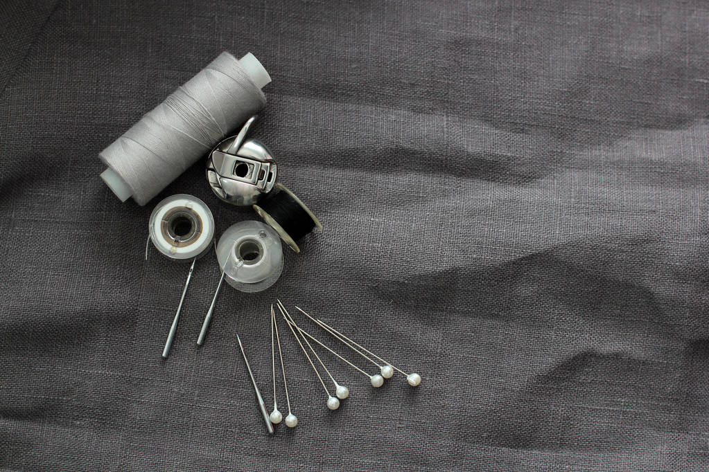 herramientas y accesorios para coser sobre un fondo de tela de lino
 - Foto, Imagen