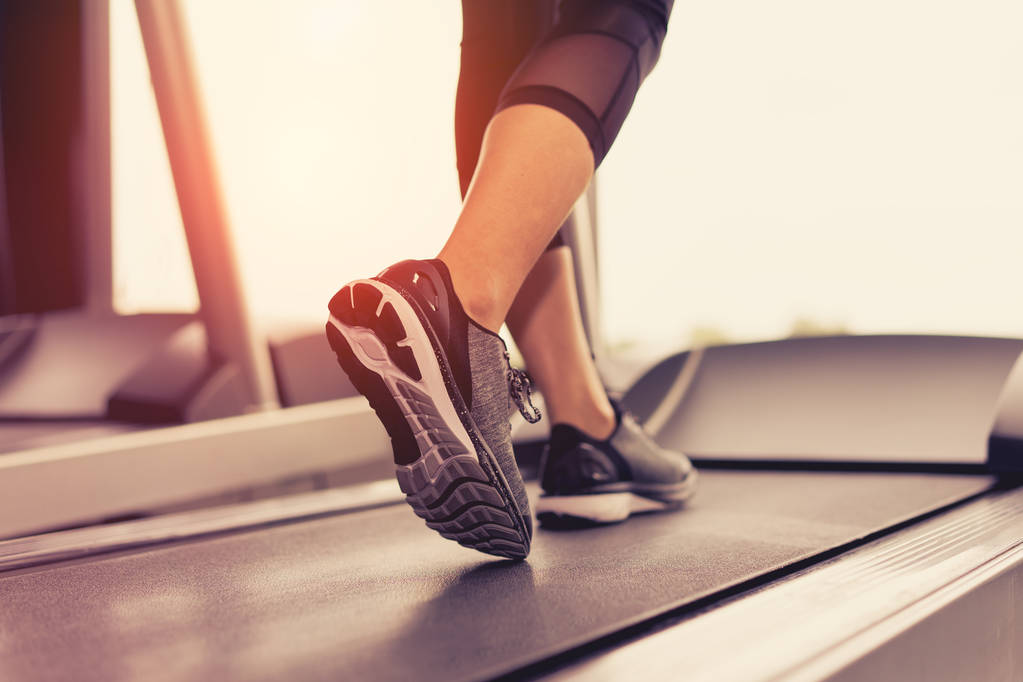 Oefenen loopband cardio training lopen bij fitness gym van vrouw waarbij gewichtsverlies met machine aërobe voor slanke en stevige gezonde in de ochtend. - Foto, afbeelding