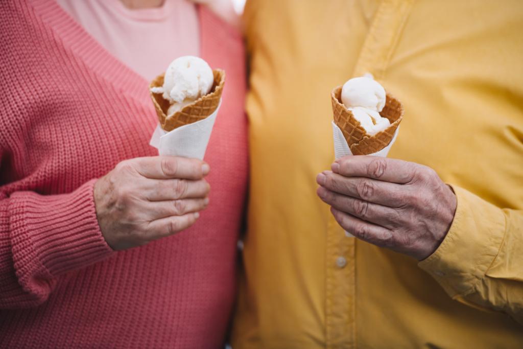 oříznutý pohled na starší pár se drží kornouty na zmrzlinu - Fotografie, Obrázek