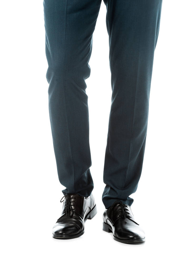 częściowy widok człowieka w czarne klasyczne eleganckie buty na białym tle - Zdjęcie, obraz