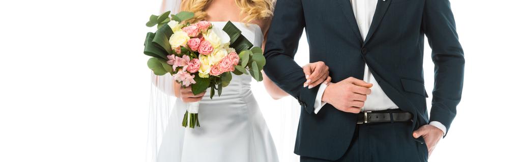 Ausgeschnittene Ansicht von Braut mit Brautstrauß und Bräutigam im schwarzen Anzug isoliert auf weiß - Foto, Bild