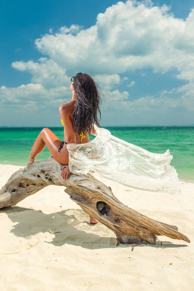 熱帯ビーチで日光浴をしている女性は - 写真・画像