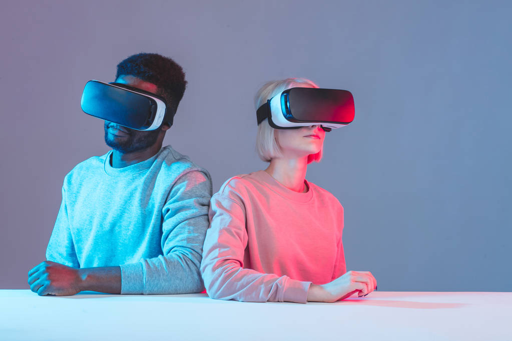 joven mixta raza pareja tener divertido con VR gafas
 - Foto, imagen