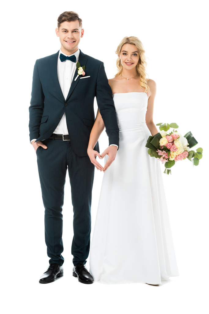 красива наречена і красивий наречений, що показує знак серця з руками ізольовані на білому
 - Фото, зображення