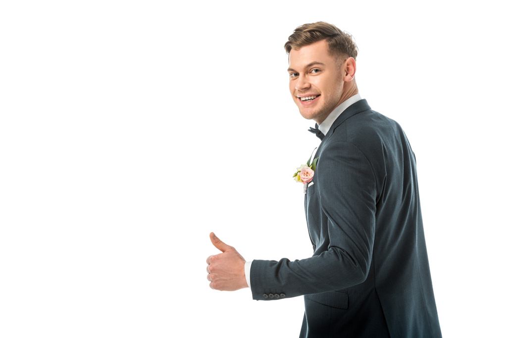 guapo y sonriente novio mostrando el pulgar hacia arriba aislado en blanco
 - Foto, Imagen