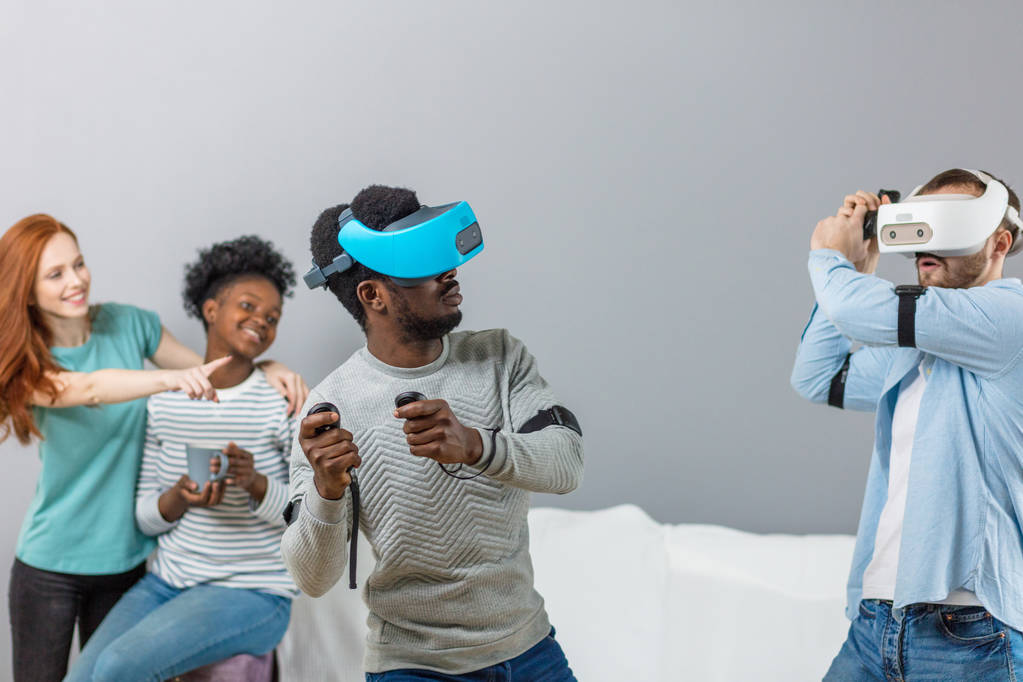 Kansainväliset opiskelijat nauttivat yhdessä lasillista virtuaalitodellisuutta
 - Valokuva, kuva