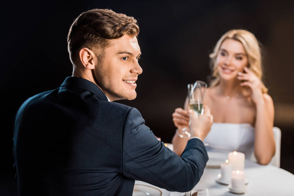 foyer sélectif de beau marié et belle mariée cliquetis verres de champagne sur fond noir
 - Photo, image