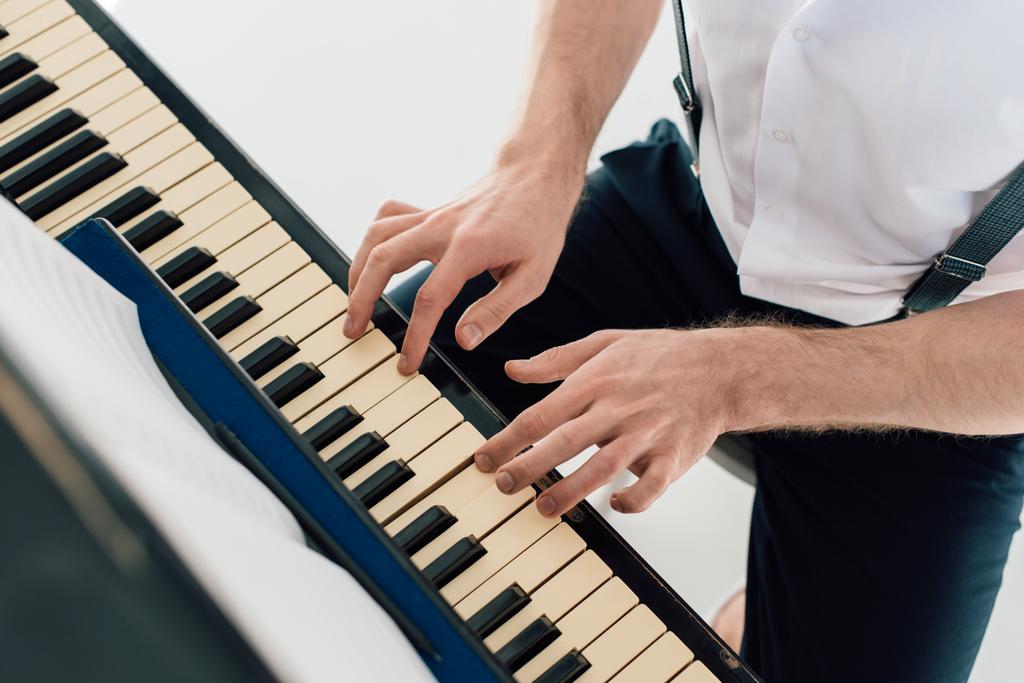 foco seletivo do pianista em camisa branca tocando piano
  - Foto, Imagem