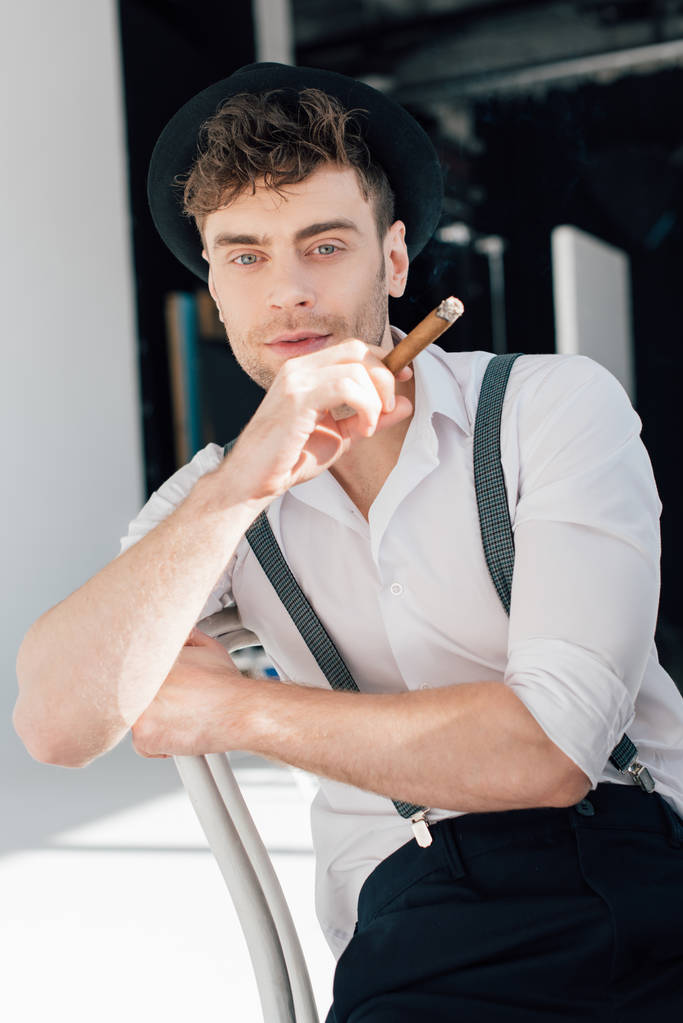 pohledný muž v módní oblečení kouření cigaret - Fotografie, Obrázek