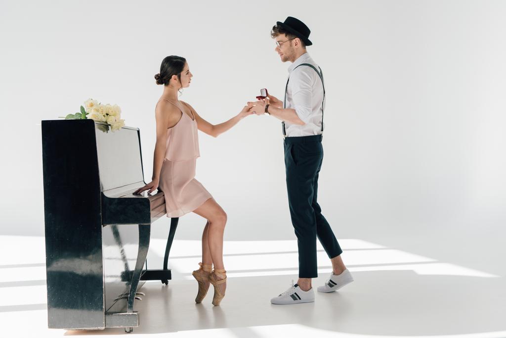 guapo músico haciendo matrimonio propuesta a hermosa bailarina
  - Foto, Imagen