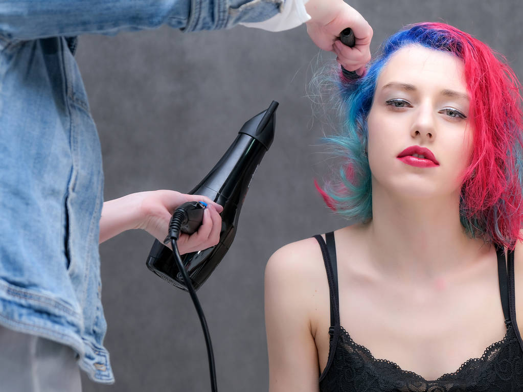 Bir Kuaför makyaj sanatçı Şevval Özçelik Güzellik Portresi. Kırmızı çok renkli saç modeli. Baş çamaşır, saç boyama, makyaj uygulama, saç şekillendirme. - Fotoğraf, Görsel