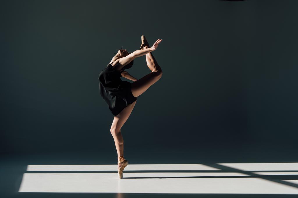 bella giovane ballerina che balla alla luce del sole
  - Foto, immagini