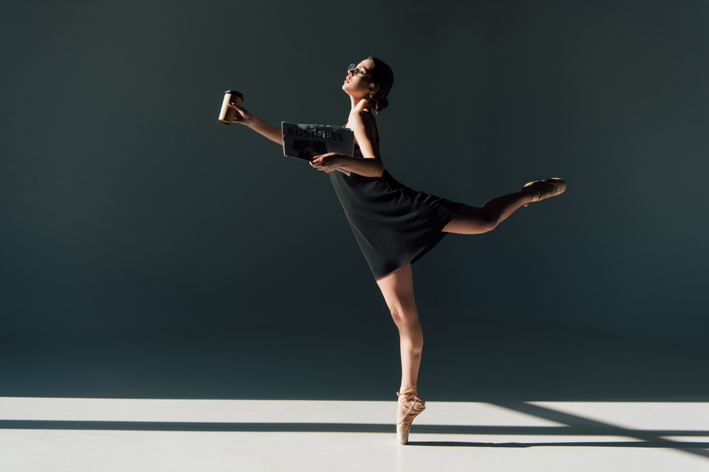 nuori ballerina musta mekko tanssia sanomalehti ja paperi kuppi
  - Valokuva, kuva