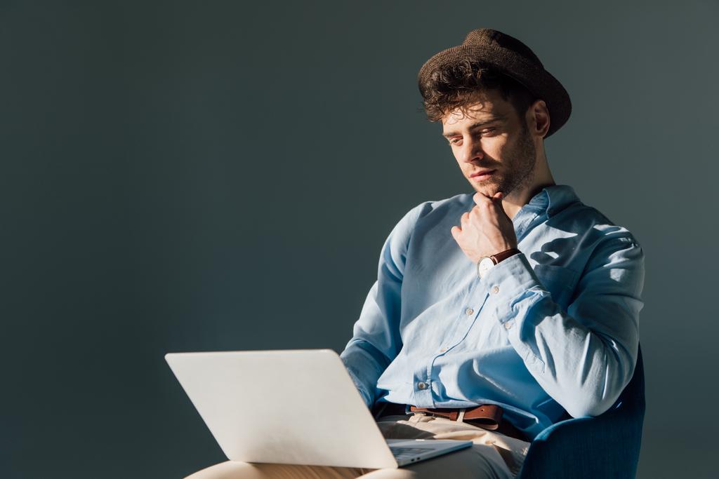 gondolkodó ember használ laptop ülve napfény  - Fotó, kép