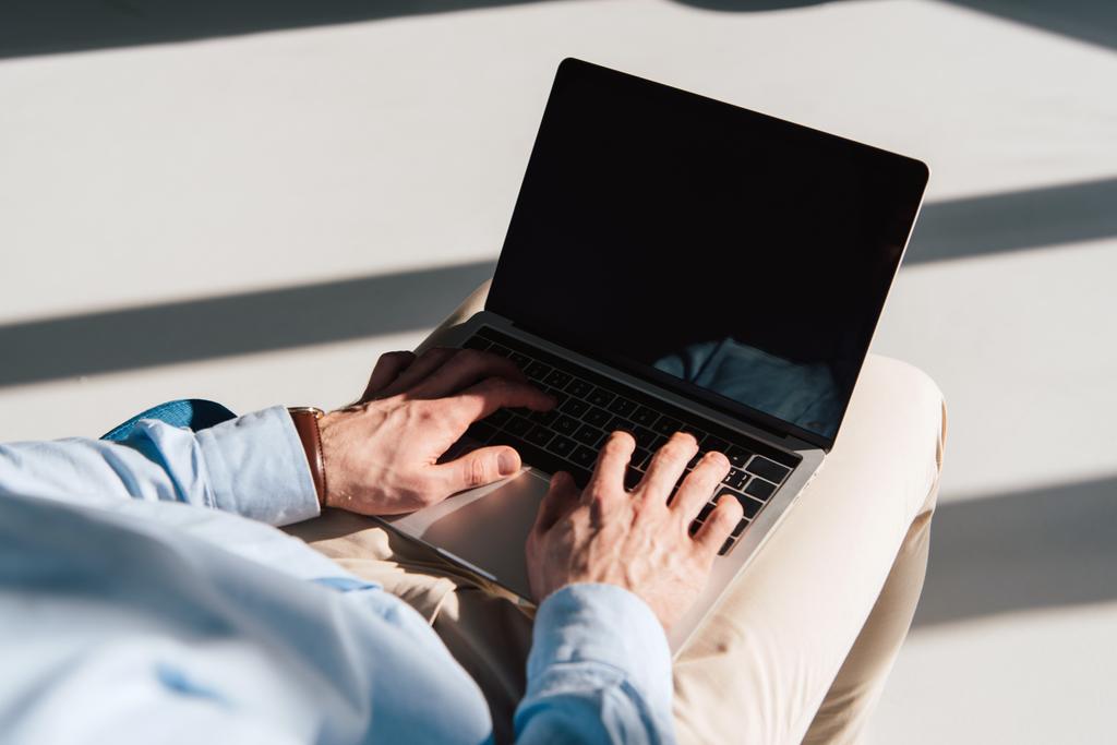 valikoiva painopiste mies käyttää kannettavaa tietokonetta tyhjällä näytöllä
 - Valokuva, kuva