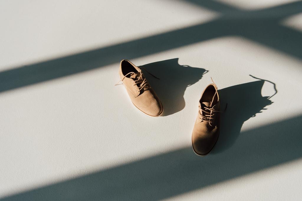 emeleten, napfény, árnyék bézs hasítottbőr cipőt - Fotó, kép