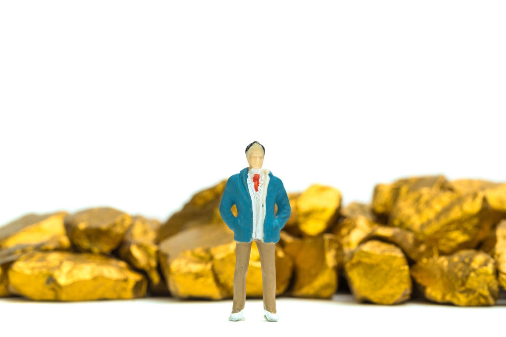 Figuur miniatuur zakenman of kleine mensen met een stapel van goud n - Foto, afbeelding