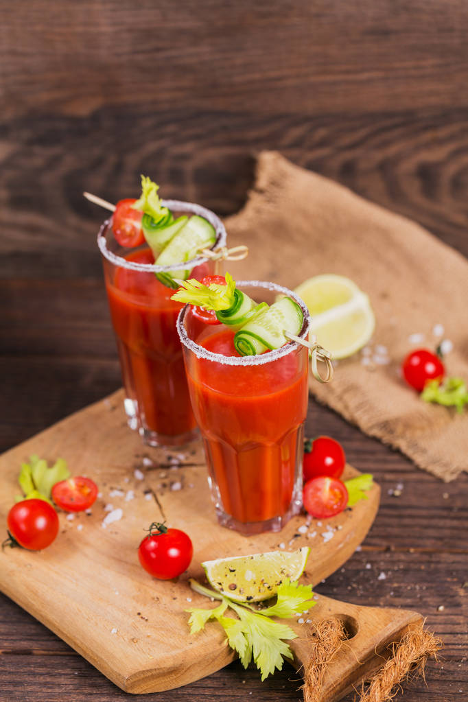 Kaksi lasillista tomaattimehua koristeltu tuoreilla tomaateilla, cucum
 - Valokuva, kuva