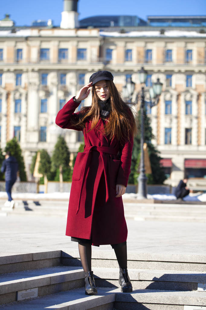 Bella ragazza in elegante in un lungo cappotto bordeaux
 - Foto, immagini