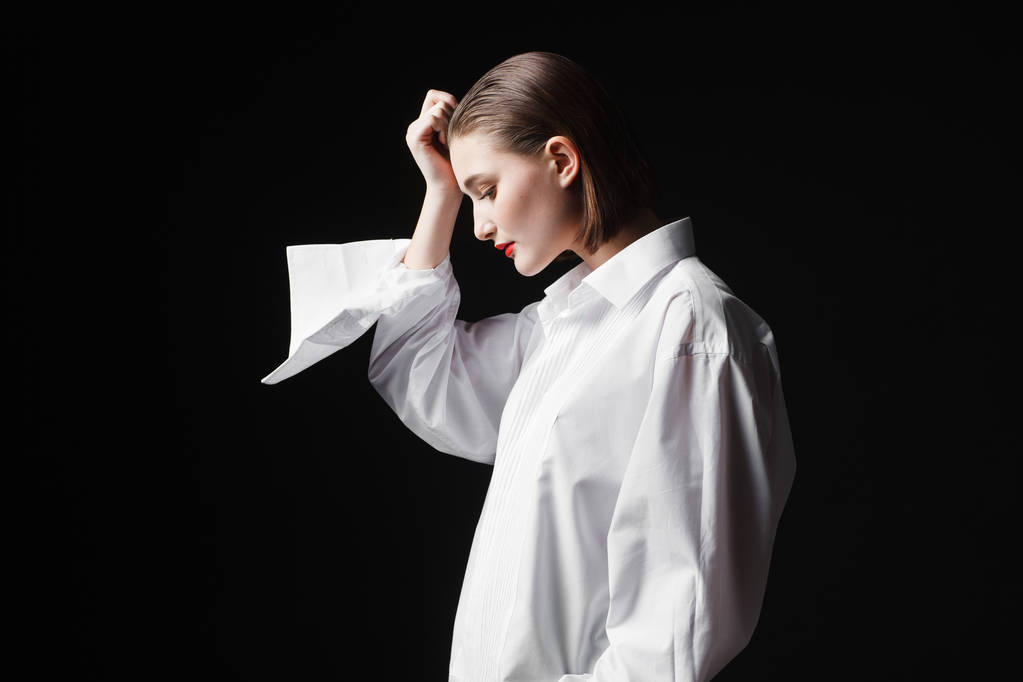 Beyaz gömlek ve siyah pantolon zarif bir genç kadının portresi. İlginç stüdyo ışık - Fotoğraf, Görsel