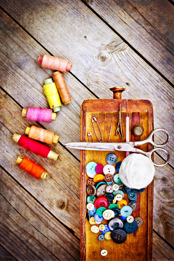 χρωματιστές κλωστές και παλιά ψαλίδι στο παλιό ξύλινο τραπέζι. - Φωτογραφία, εικόνα