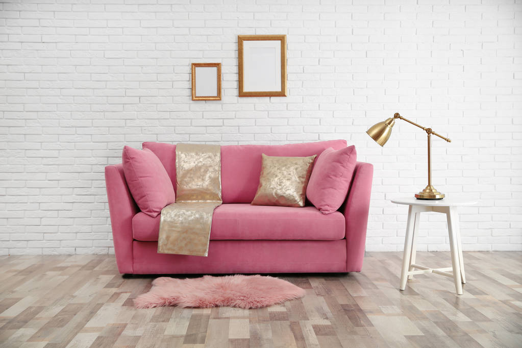 Σύγχρονη καθιστικό δωμάτιο εσωτερικό με κομψό ροζ καναπές - Φωτογραφία, εικόνα