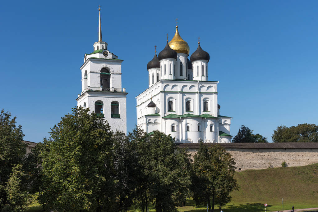 Panoramiczny widok na Kreml Psków na rzekę Wilikaję. Starożytna twierdza. Katedra Trójcy latem. Psków. Rosja - Zdjęcie, obraz