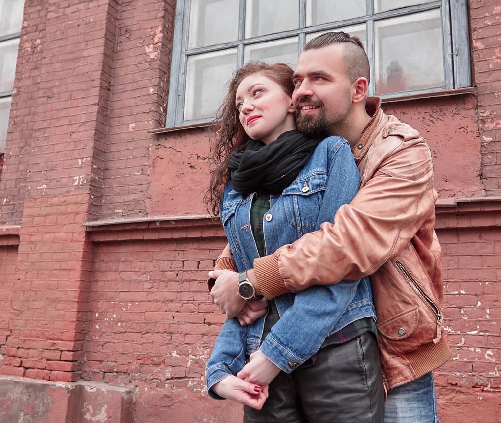jovem feliz abraça sua namorada em uma rua da cidade
 - Foto, Imagem