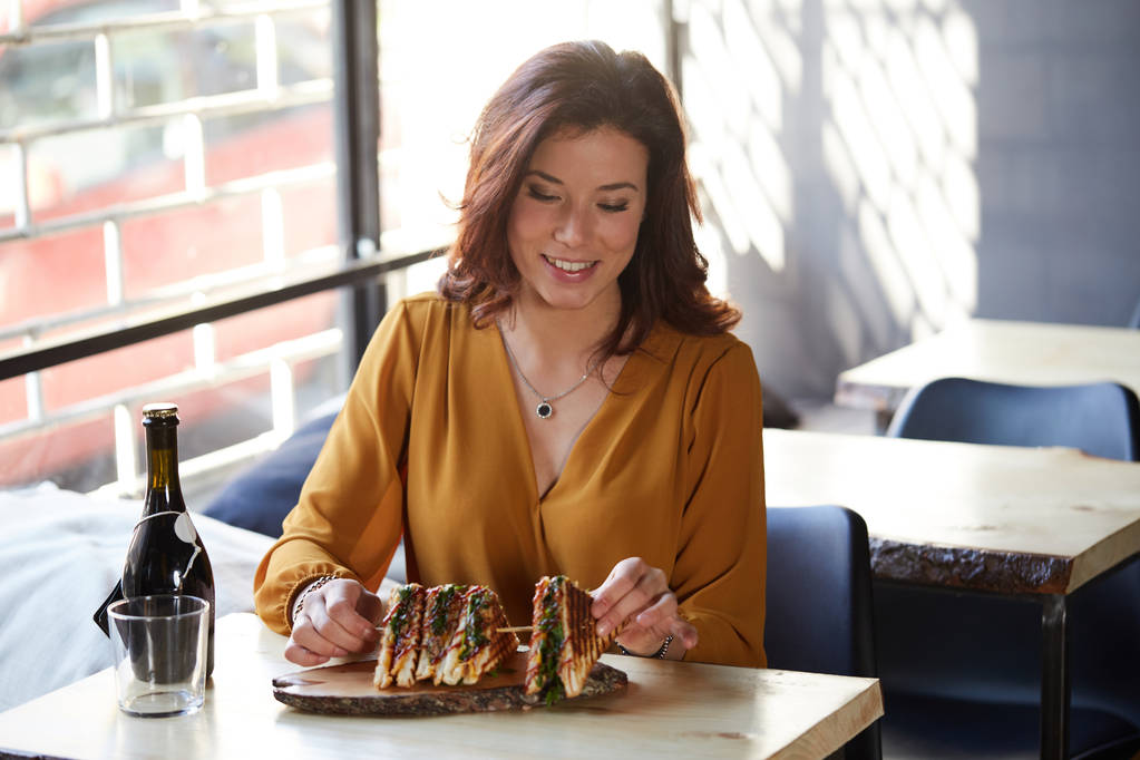 piękna kobieta jedzenie club sandwich  - Zdjęcie, obraz