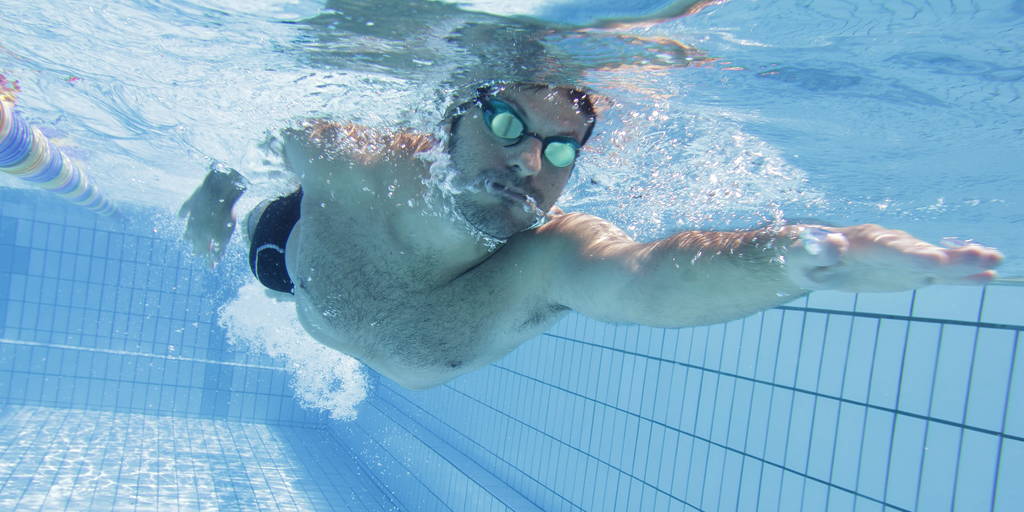 Yüzme havuzunda erkek yüzücü - Fotoğraf, Görsel