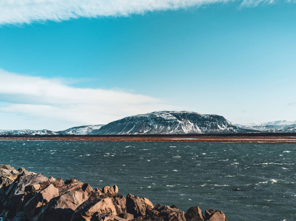 Güzel yayla İzlanda Mavi Göl kenarında Hekla kar dağlar arasında. - Fotoğraf, Görsel