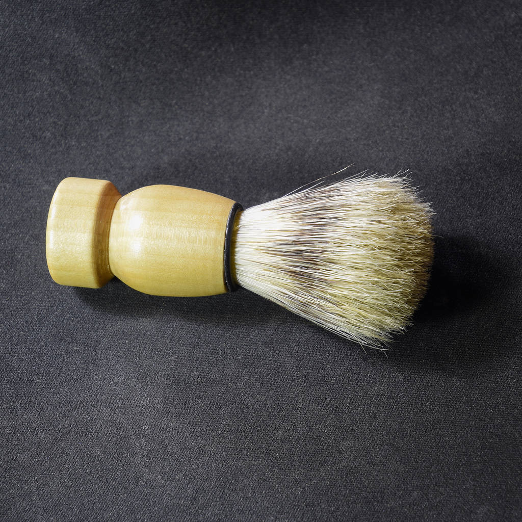 Cepillo de afeitar clásico con piel de mapache
 - Foto, imagen