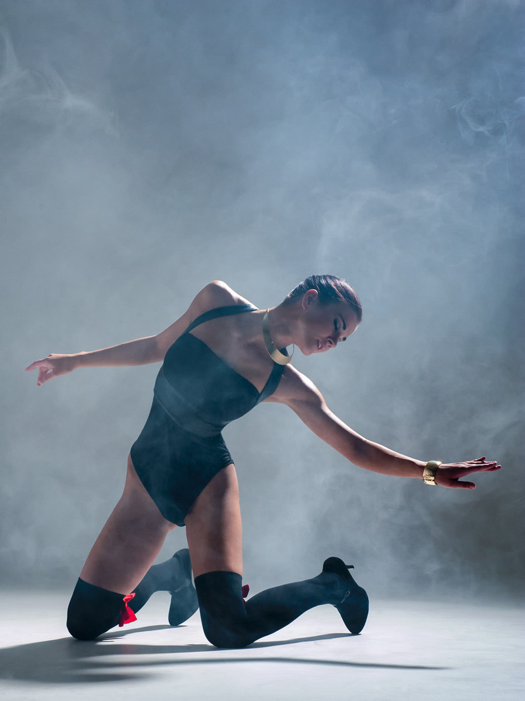 nowoczesny styl tancerz pozowanie na studio szary tło we mgle - Zdjęcie, obraz