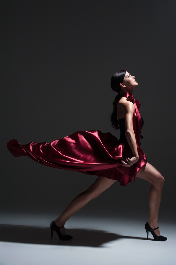 Fiatal szexi tánc nő, piros ruhás - Fotó, kép