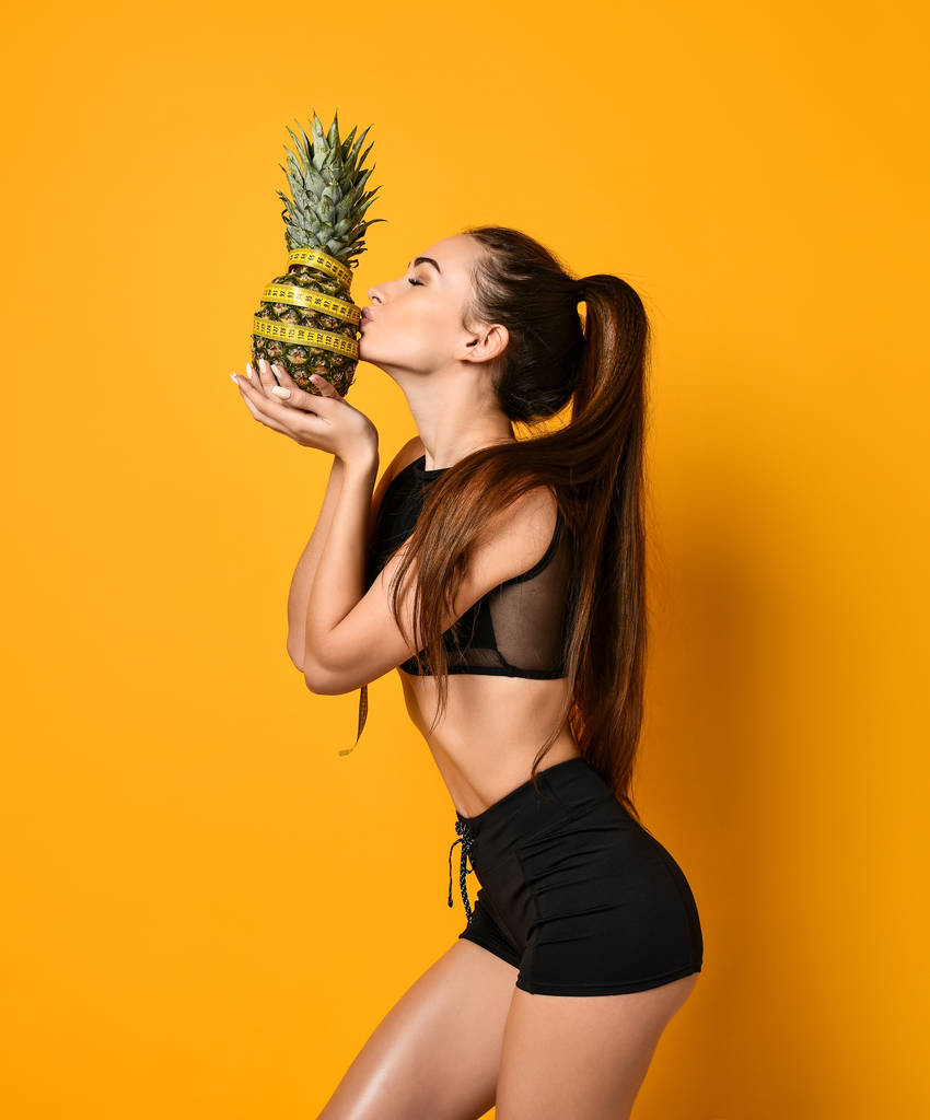 Sportowa kobieta w pasie z taśmą i ananasem - Zdjęcie, obraz