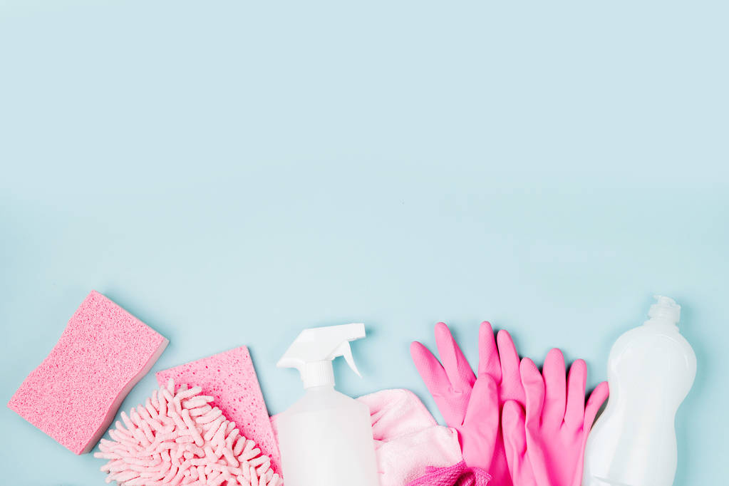 Мийні засоби та засоби для чищення рожевого кольору. Концепція прибирання. Плоский прошарок, вид зверху
. - Фото, зображення
