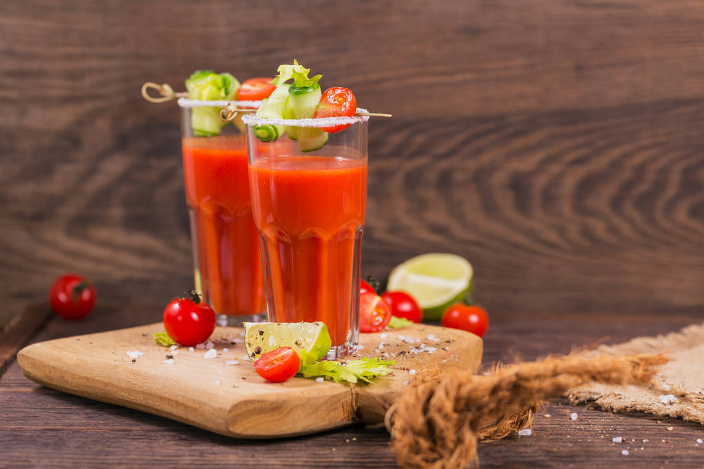 İki bardak domates suyu taze domates, cucum ile dekore edilmiştir. - Fotoğraf, Görsel