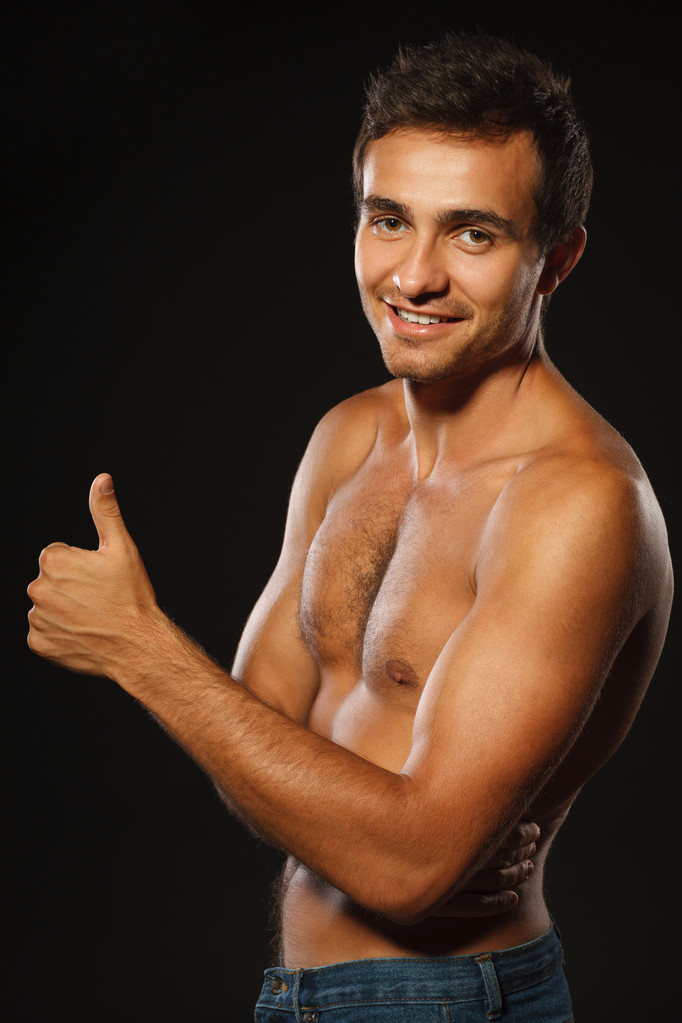 Jovem sorridente muscular masculino
 - Foto, Imagem