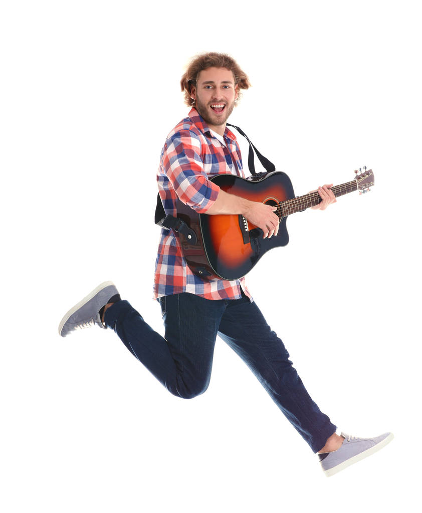 Jeune homme jouant de la guitare acoustique sur fond blanc
 - Photo, image