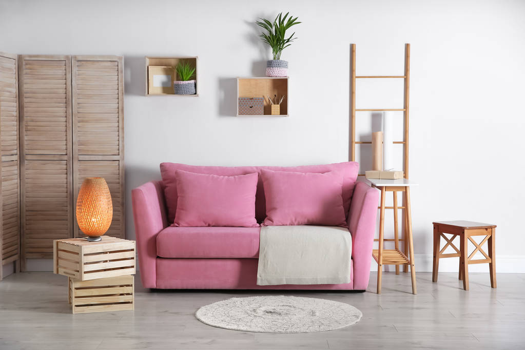 Interior moderno da sala de estar com sofá rosa elegante
 - Foto, Imagem