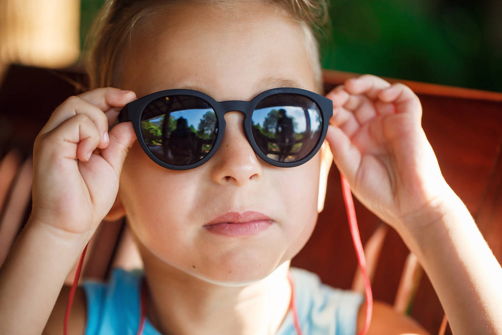 Портрет красивого хлопчика в сонцезахисних окулярах
 - Фото, зображення