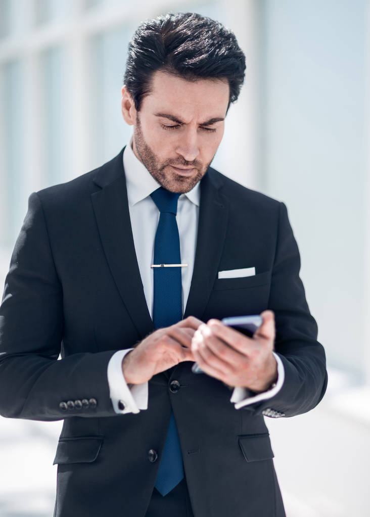 Geschäftsmann liest SMS auf Smartphone. - Foto, Bild