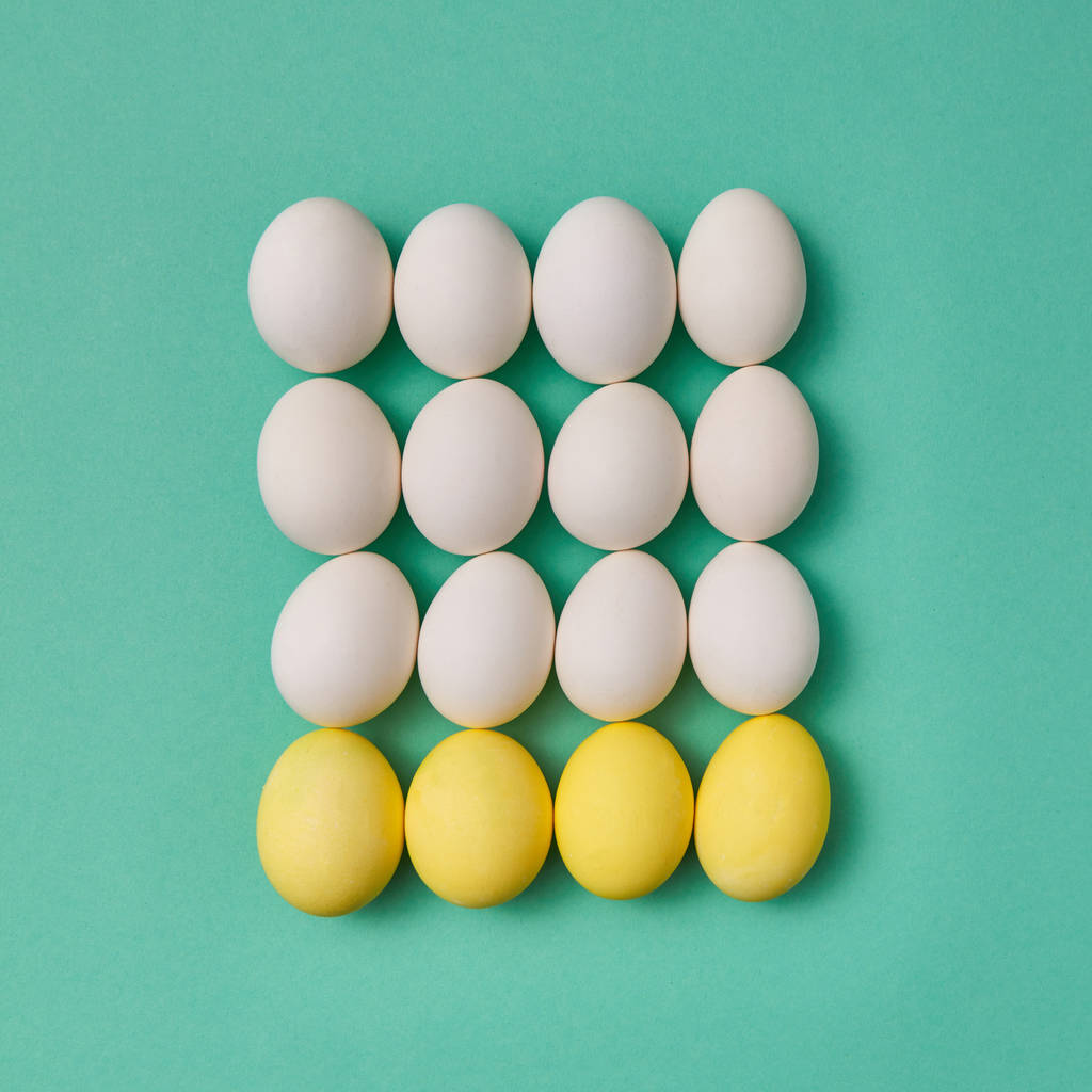 Sarı ve beyaz yumurta yeşil renkli kare şeklinde bileşimi. Bilardo topları kavramı. Düz yatıyordu - Fotoğraf, Görsel