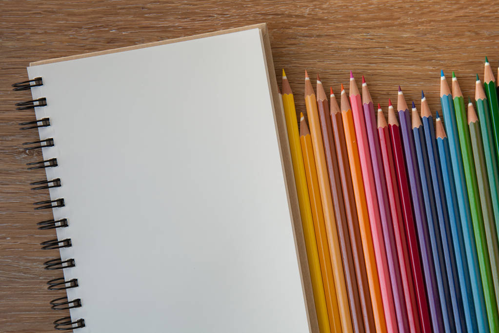 matite a colori con taccuino
 - Foto, immagini