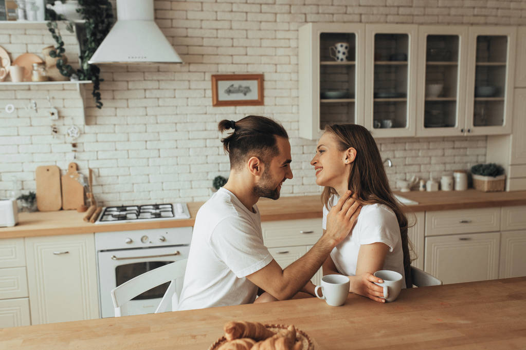 Красивая любящая пара целуется на кухне
 - Фото, изображение