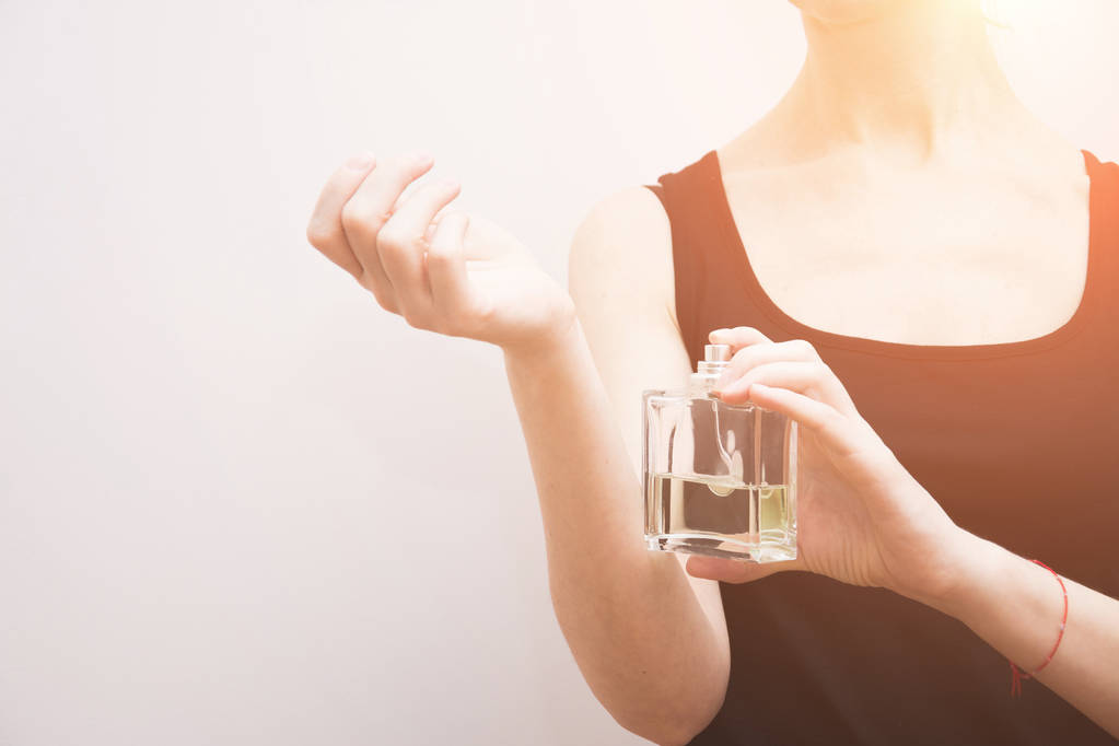 parfüm bileğinde uygulayarak Güzellik - Fotoğraf, Görsel