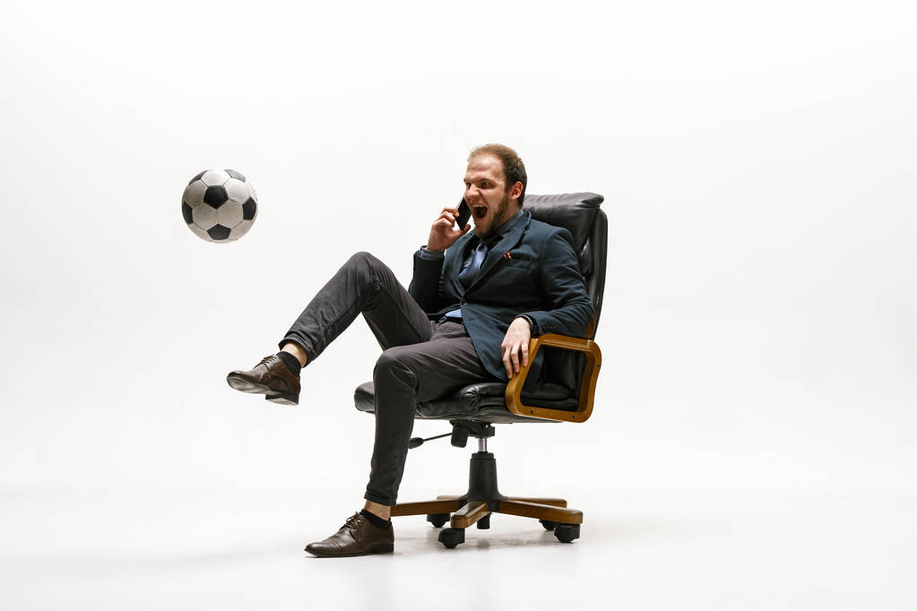 Empresario con balón de fútbol en la oficina - Foto, imagen